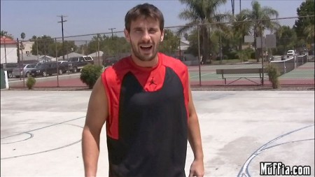 Мужик играет в баскетбол с двумя грудастыми шлюхами Brooke Haven и Phoenix, а потом трахает их внутри