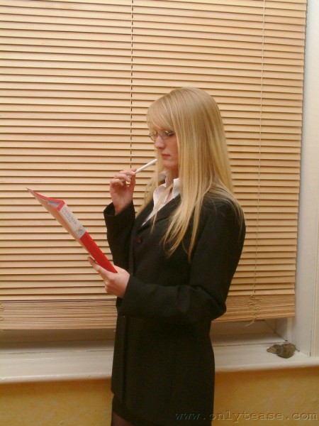 Секретарша Sharon Onlytease показывает красивое черное белье