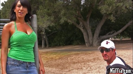 Грудастая скалолазка Ricki White делит твердый член с грязной блондинкой на природе