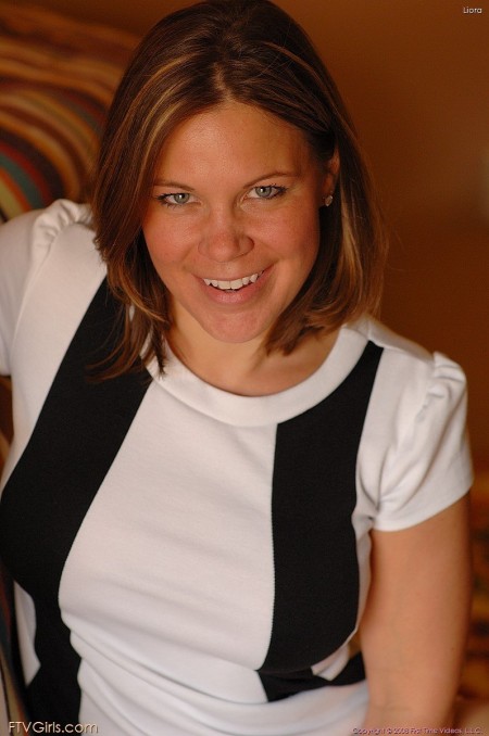 Малышка Liora FTV раздевается и фистирует свою киску