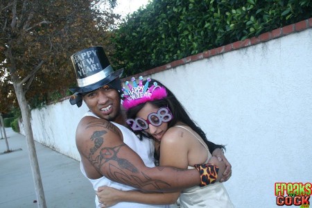 Reena Sky сосет и ебется с членом королевского размера своего черного любовника, а потом заставляет его кончить