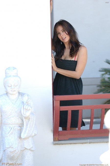 Аппетитная девочка-подросток в черном платье Mai Ly показывает сочную грудь, классную попку и стриженную киску на улице