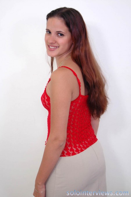 Длинноволосая латинская шалава Vickie Vail в красном белье трахает сама себя красной игрушкой