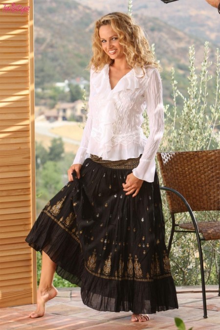 Развратная Prinzzess Sahara показала тугую жопу и аккуратную киску перед тем как сняла черную юбочку