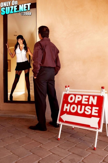 Развратная брюнетка Kelly Summer снимает трусики и садится на лицо своего развратного партнера