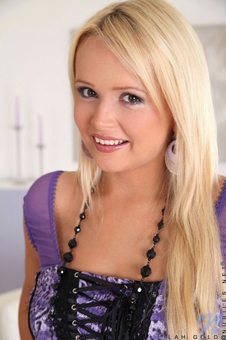 Сексуальная блондинистая красотка Lilah Gold раздевается и катается на длинном металлическом дилдо