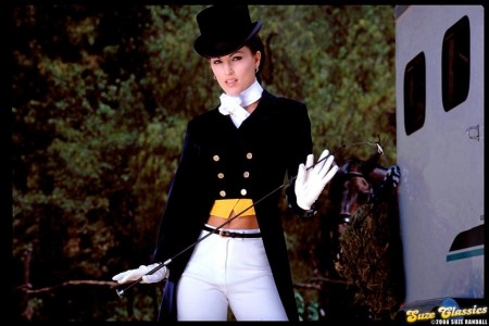 Породистая наездница Janine Lindemulder обнажается на природе и показывает свою киску