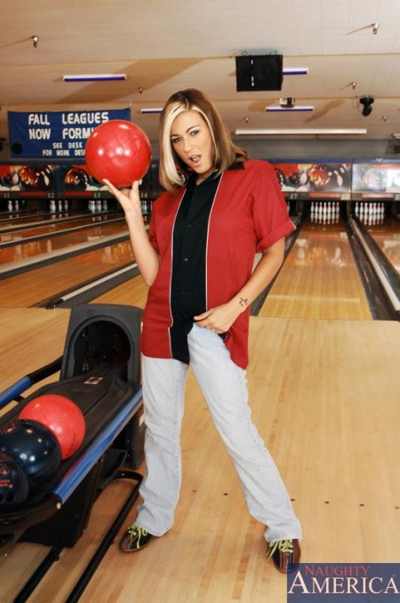 Cindy Crawford любит сосать пока раздевается и жестко трахаться