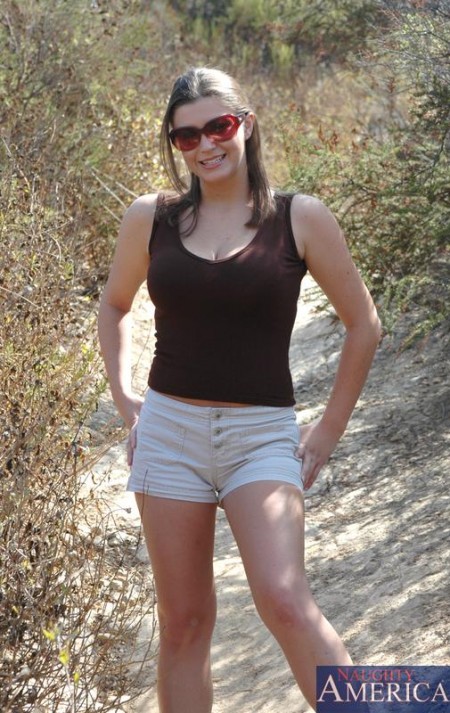 Хорошо сложенная Sara Stone обслуживает и трахает член после того как спускает свое красивое нижнее белье