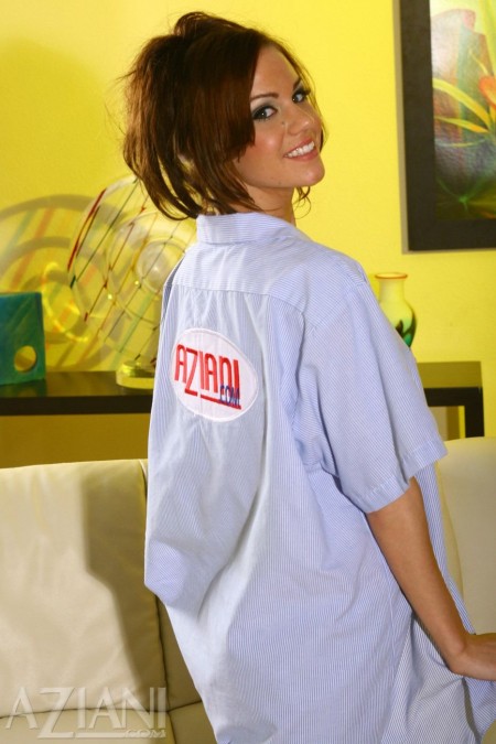 Малышка со стройными ногами Addison Rose снимает свои джинсы и показывает свою бритую узкую киску