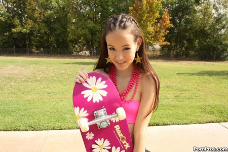 Симпатичная малолетка с крохотной грудью Amai Liu с бритой влажной киской ебется и ловит ебалом сперму