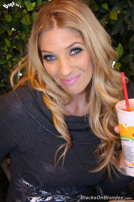 Светловолосые дамочки Jordan Kingsley и Austin Taylor с энтузиазмом ублажают могучий черный хуй