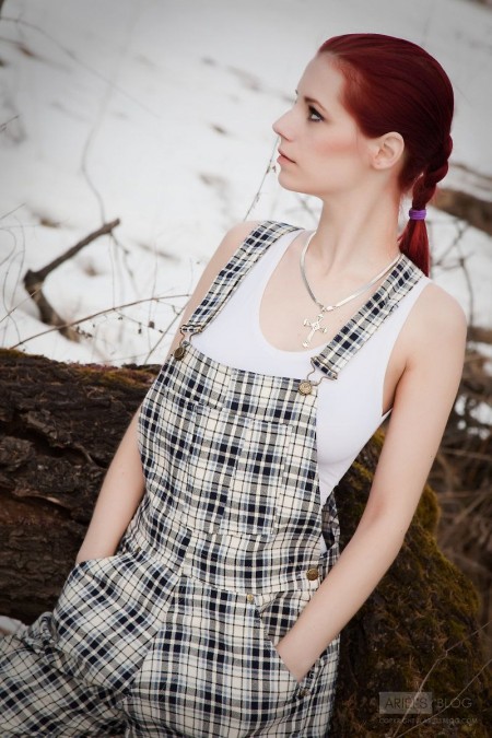 Рыжая детка Piper Fawn достает свою идеальную грудь в заснеженном лесу