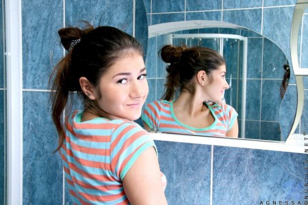 Стройная светловолосая девочка с острыми сиськами Agnessa Nubiles раздевается догола и принимает пенную ванну