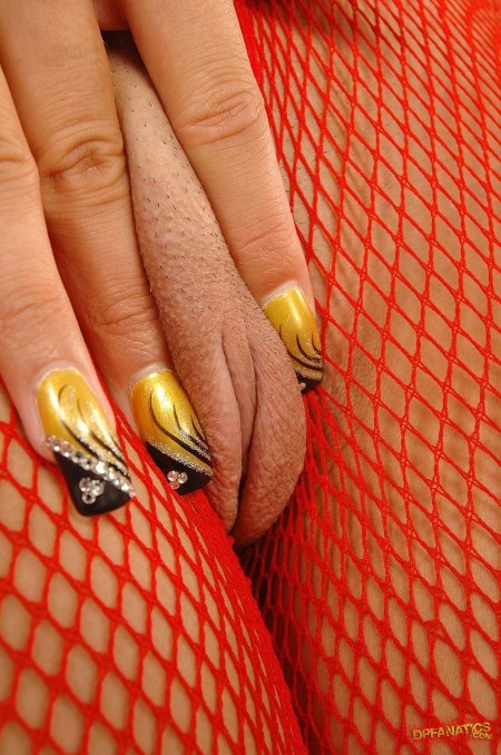 Знойная Susanna White в сетчатых чулочках заполучила два члена , которые исследовали ее задницу и ротик