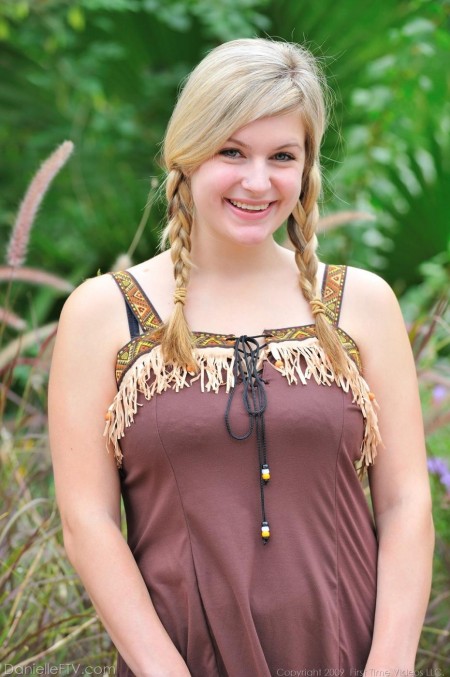 Блондинка Danielle FTV с сочными сиськами и косичками раздевается догола на свежем воздухе