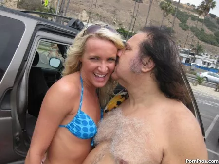 Зрелый парень жестко дерет блондинку Addison Cain