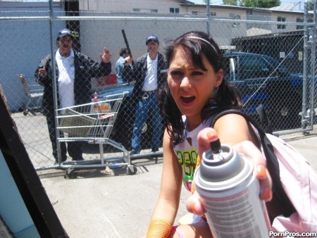 Старый охранник поймал свежую девочку Jessica Valentino и кончил ей на титьки