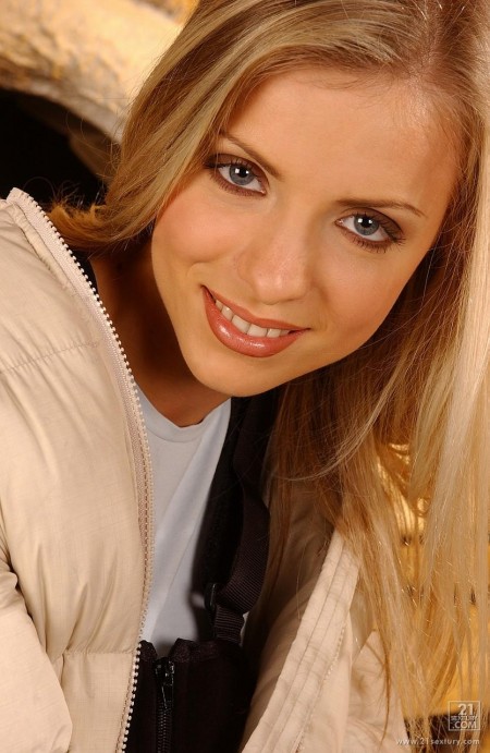 Негодная Alessia Romei раздевается и засовывает резиновый и розовый член в свою изнывающую киску