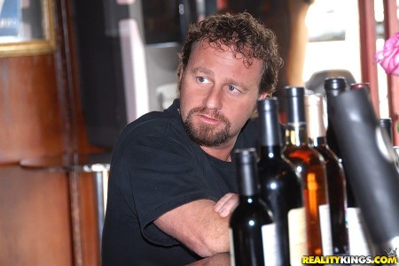 Пьяная мамаша с прекрасными сиськами Aimee Addison насаживается на твердый член счастливого парня бритой киской