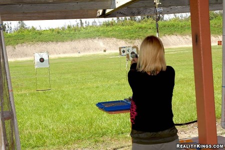 Брюнетка Eva Ellington ласкает киску своей подружки Molly Cavalli в бассейне