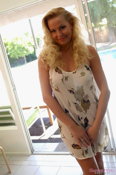 Очаровательная светловолосая мамочка Jacy Andrews делает минет с видом от первого лица и демонстрирует свою большую грудь