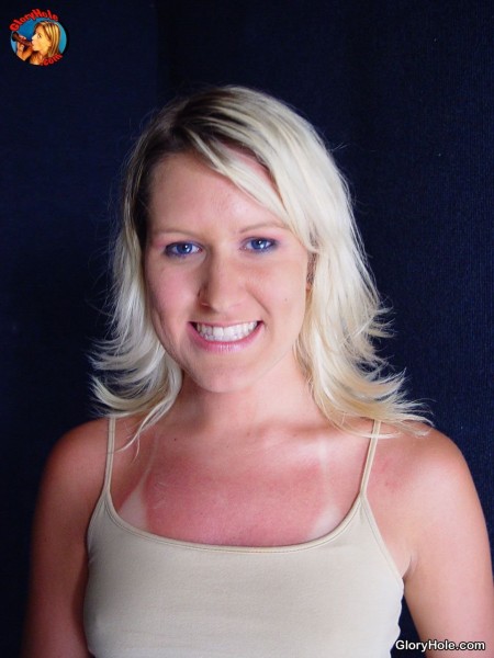 Милая блондинка с маленькой грудью Brooke S отсасывает негру через стену