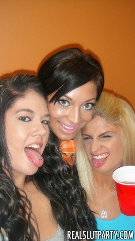 Дрянная девчонка Samantha Stone позвала двух подруг для пижамной вечеринки и группового траха