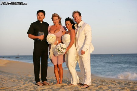 Грудастая Kelly Madison настолько горяча, что она соблазняет невесту Sienna West и ее парня на секс