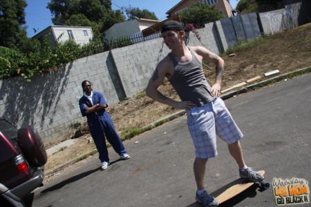 Мамаша в очках с большой грудью Darla Crane находится на пике удовольствия, трахая черный член