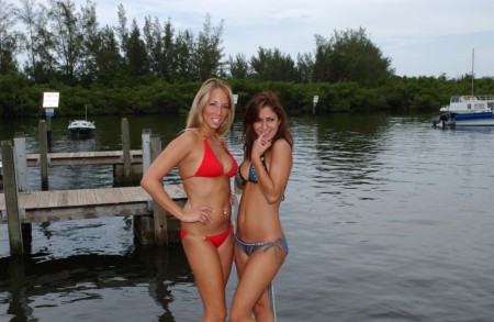 Довольная Ashley Jensen со своей похотливой подружкой ласкают хуй ртом и по очереди трахаются с счастливчиком