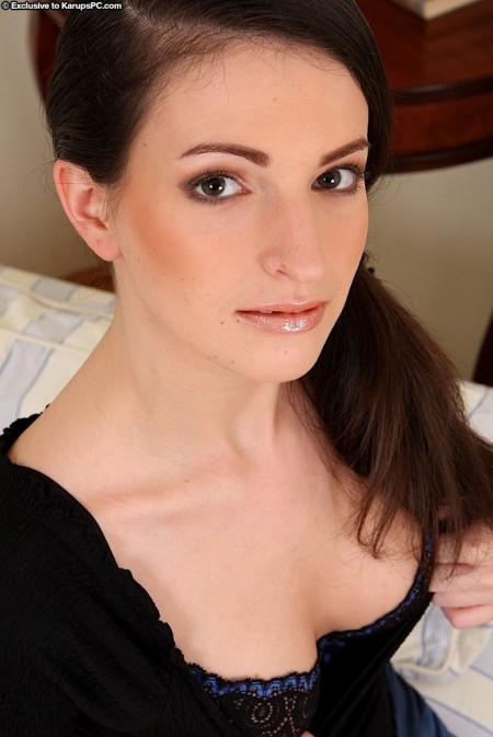 Сняв шикарное белье, горячая темноволосая малышка - Ann Marie, вставляет пальчики в киску