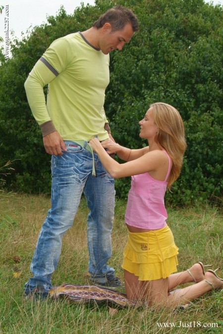 Sylvie Sinner в розовом топике и желтой юбке трахается в киску на траве