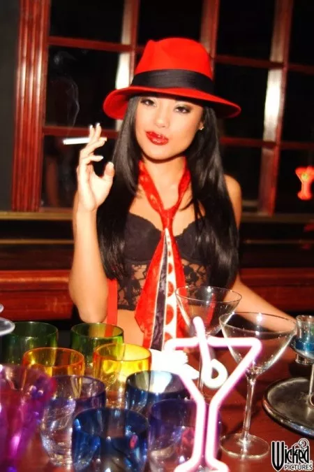 Зрелая азиаточка-брюнетка в сексуальной одежде Kaylani Lei ищет новую жертву с классным пенисом