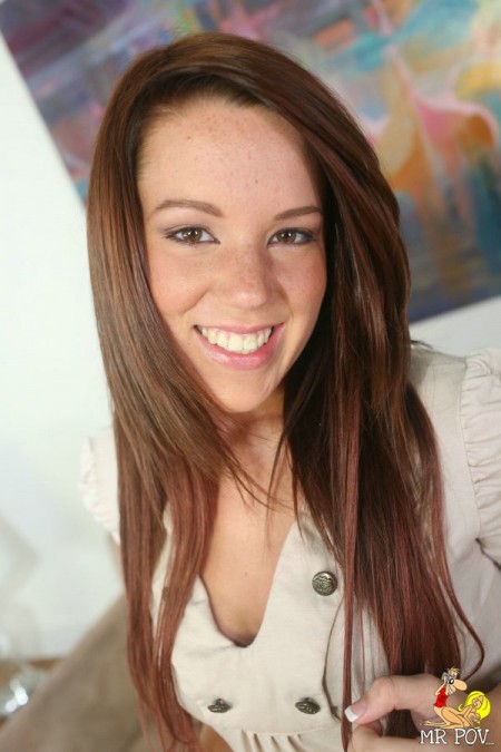 Порочная молодуха Lizzie Tucker сжимает ягодицы, прыгая на члене