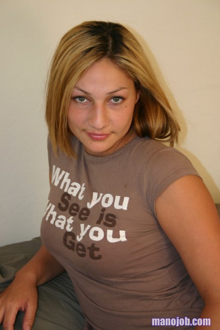 Горячая мамаша Sonya Lopez снимает джинсы чтобы показать попку и отсосать член парня