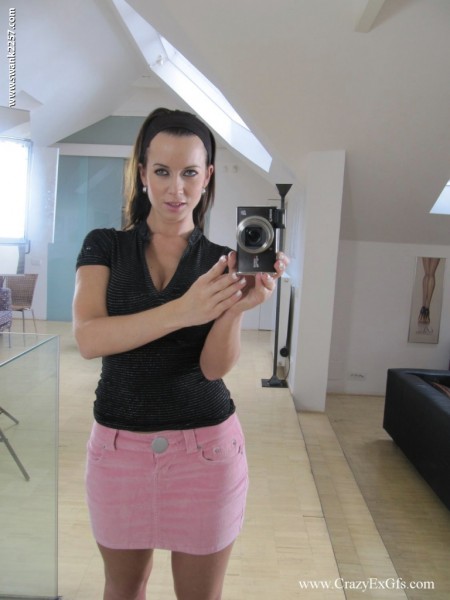 Игривая брюнетка Cindy Dollar и ее селфи