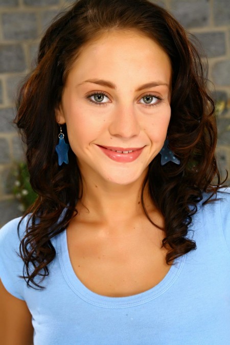 Горячая брюнетка-подросток Jessica Valentino раздевается и позирует на камеру