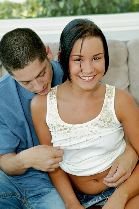 Дерзкая Tanner Mayes счастливо смеется. когда парень выстреливает спермой ей в горло