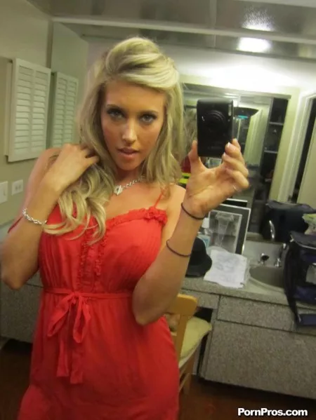 Сисястую блондинку Samantha Saint трахает в бритую пизду  ее парень от первого лица