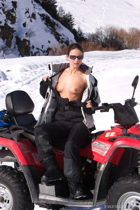 Малышка с малюсенькой грудью Claudia Rossi полюбила грубый групповой секс с двумя парнями