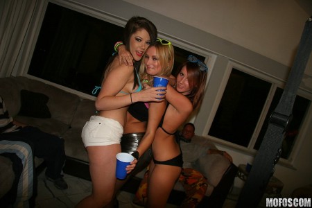 В конце групповой ебли Brittney Banxxx наслаждается морем спермы!