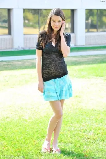 Привлекательная детка Rilee Marks занимается спортом в белье и раздевается в общественном месте