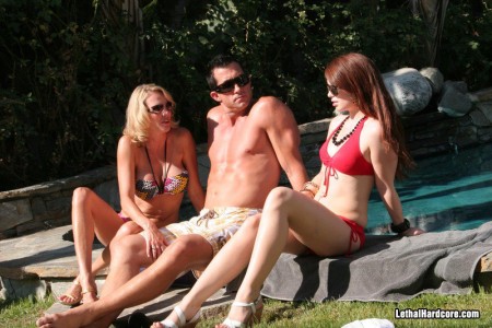 Рыженькая Ashlyn Rae и опытная блондинка Nikki Austin трахаются вместе