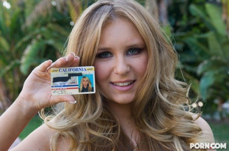 Малолетка Crissy Cane сосет хуй с большим удовольствием и затем берет его в выбритую киску