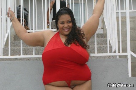 Пухлая негритянка Sasha Brabuster получает много спермы после того, как татуированный мужик вытрахал ее пухлую киску